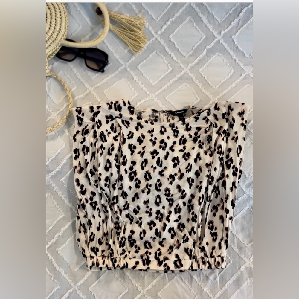 🖤TRENDING 80’s! Leopard print cropped blouse with pink hues and shoulder pads.